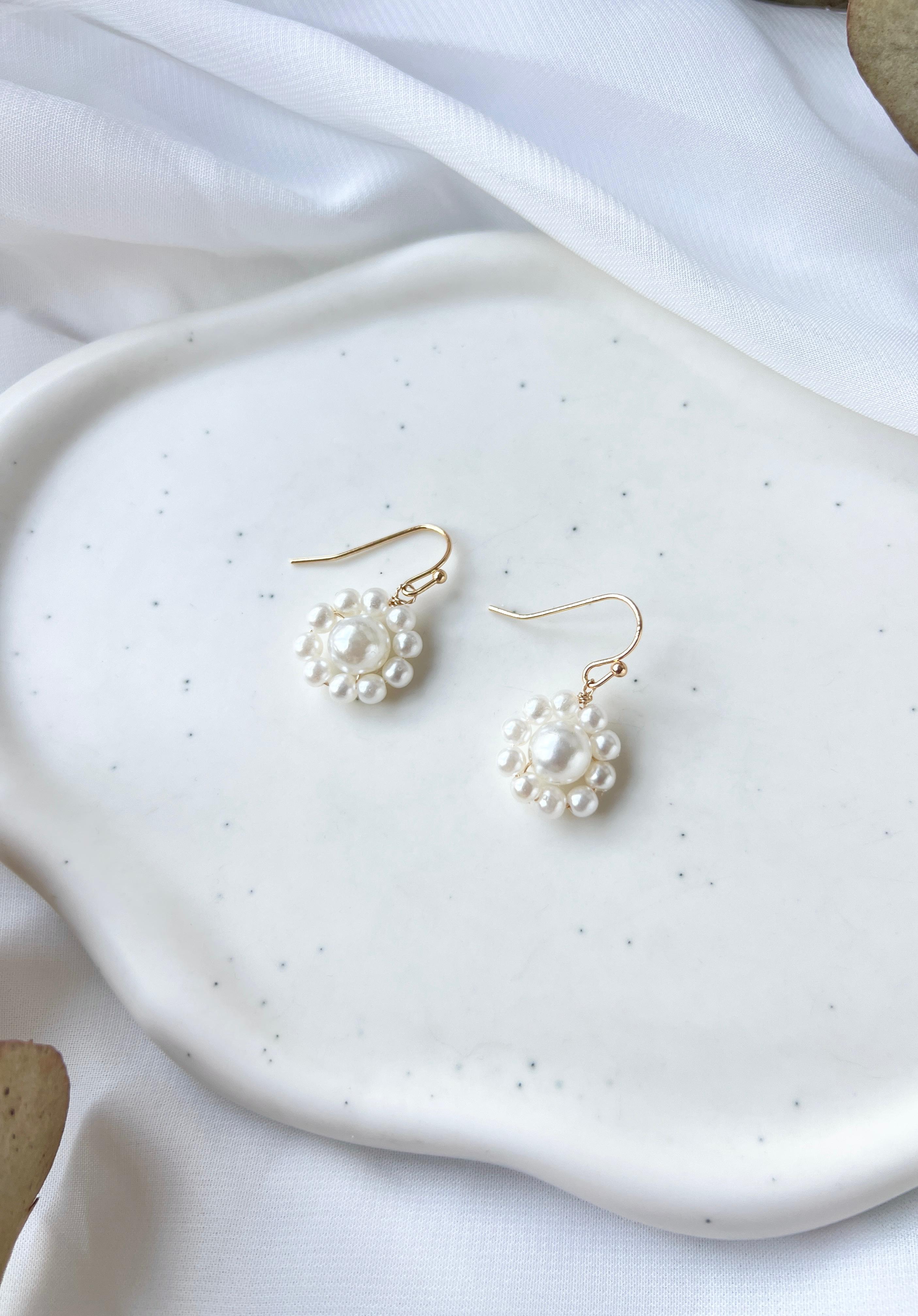 Handgefertigte Ohrringe, feine Perlenohrringe, weiße Perlen, Blumenform, moderne Brautohrringe, Schmuck für die Hochzeit