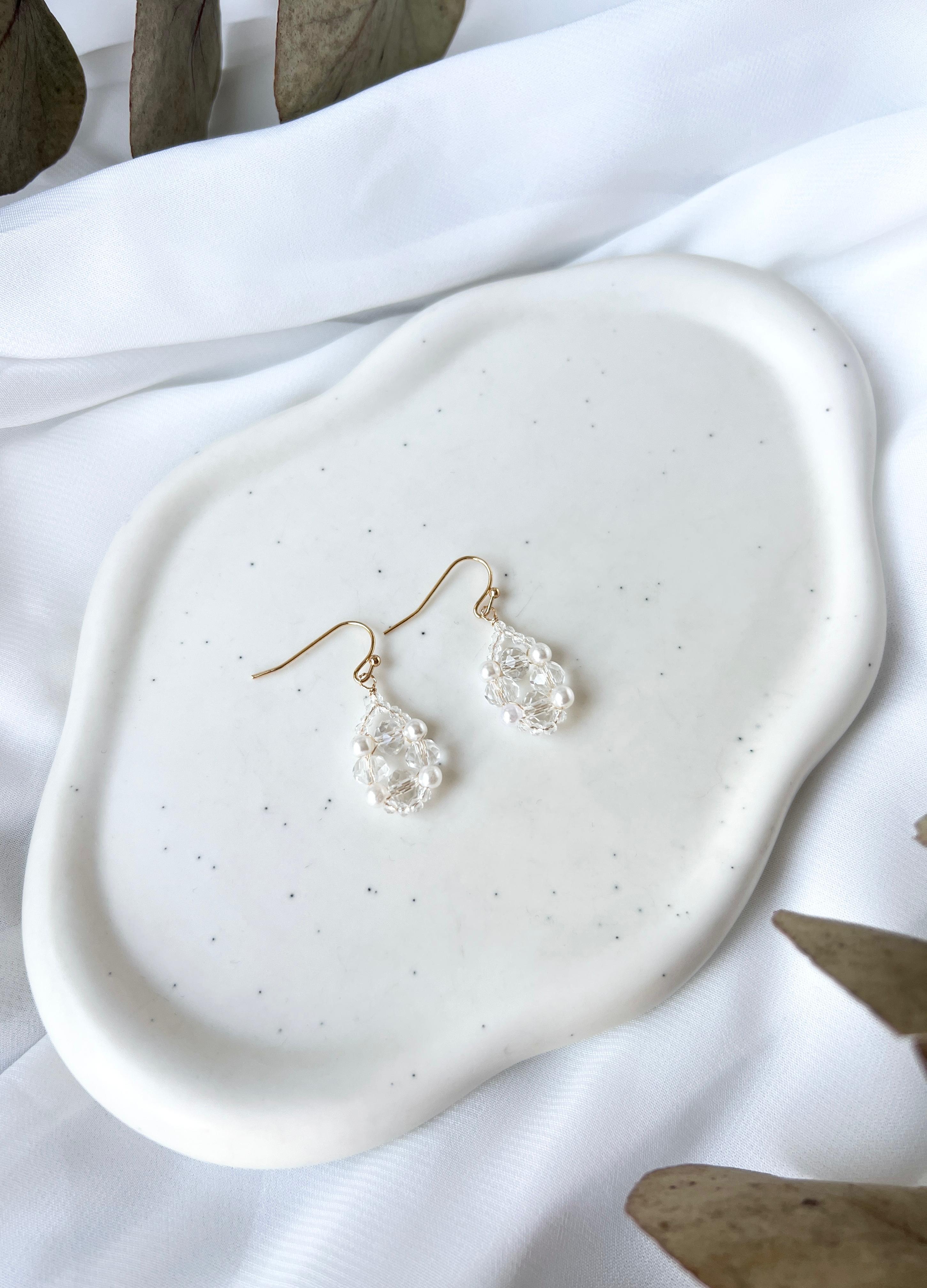 Handgefertigte Perlenohrringe, Gold, ovale Form, transparent funkelnde und weiße Perlen, elegante Hängeohrringe, feine Brautohrringe