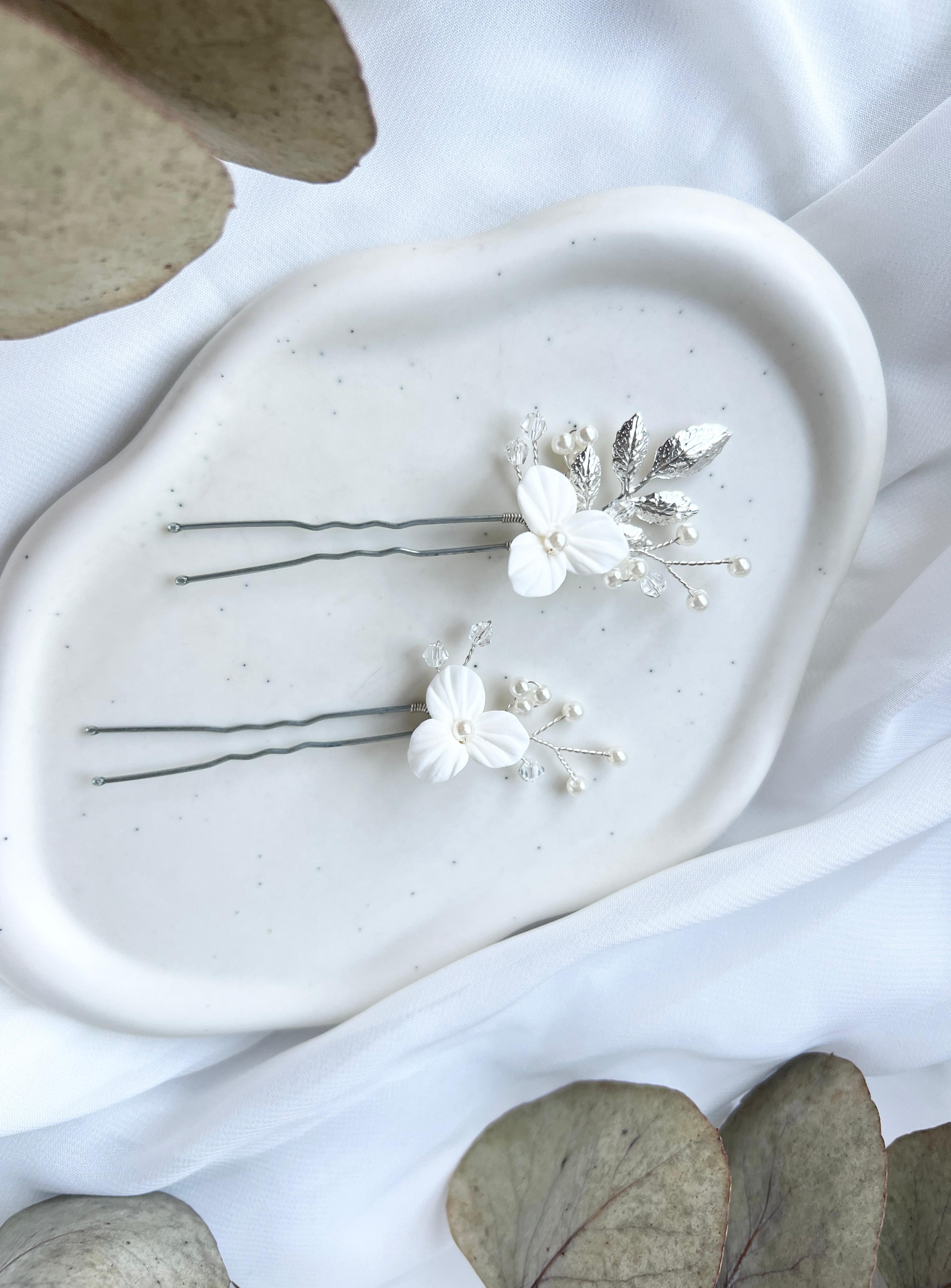 Haarnadeln, Set 2 Stück, weiße feine Blüten, Perlen und silberne Blätter, Brauthaarschmuck, Haarschmuck