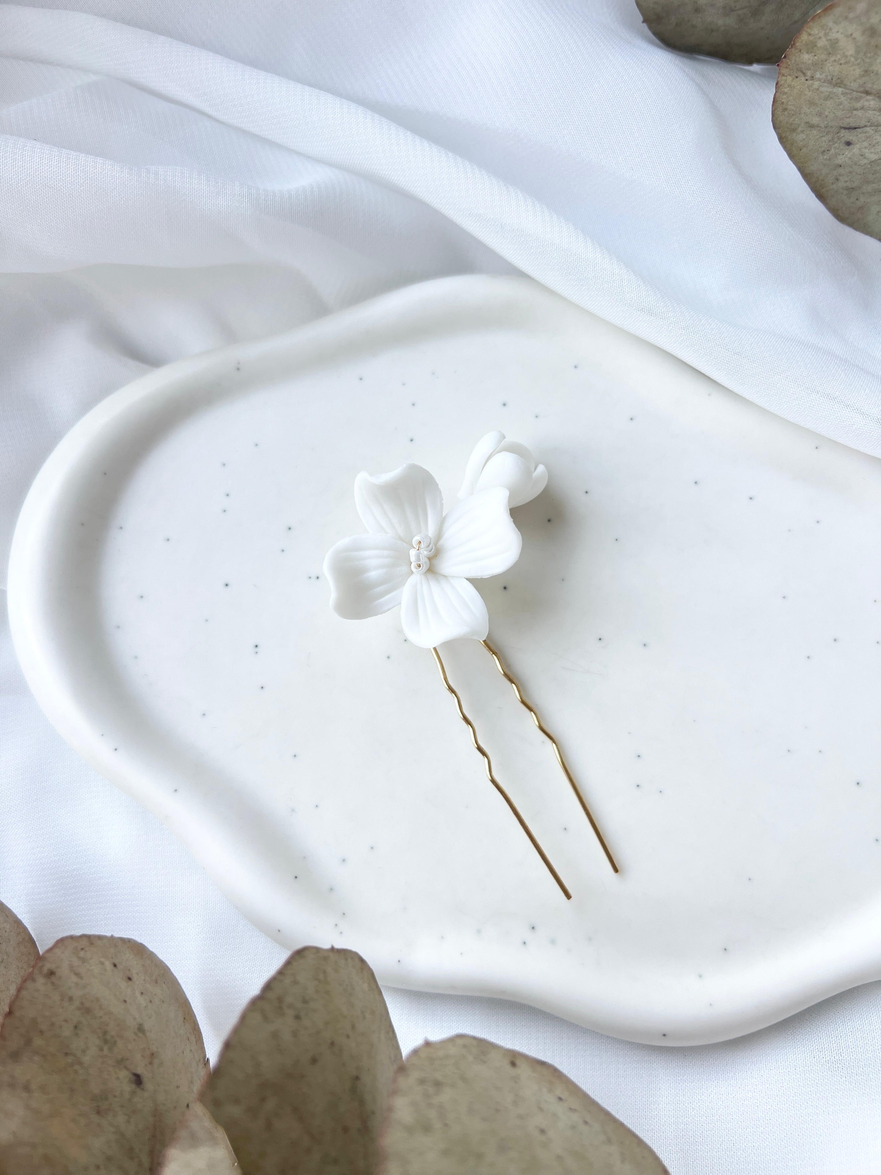 Haarnadel, weiße Blüten aus Keramik, Gold, Haarschmuck, feine Perlen, Brautschmuck, Brauthaarschmuck