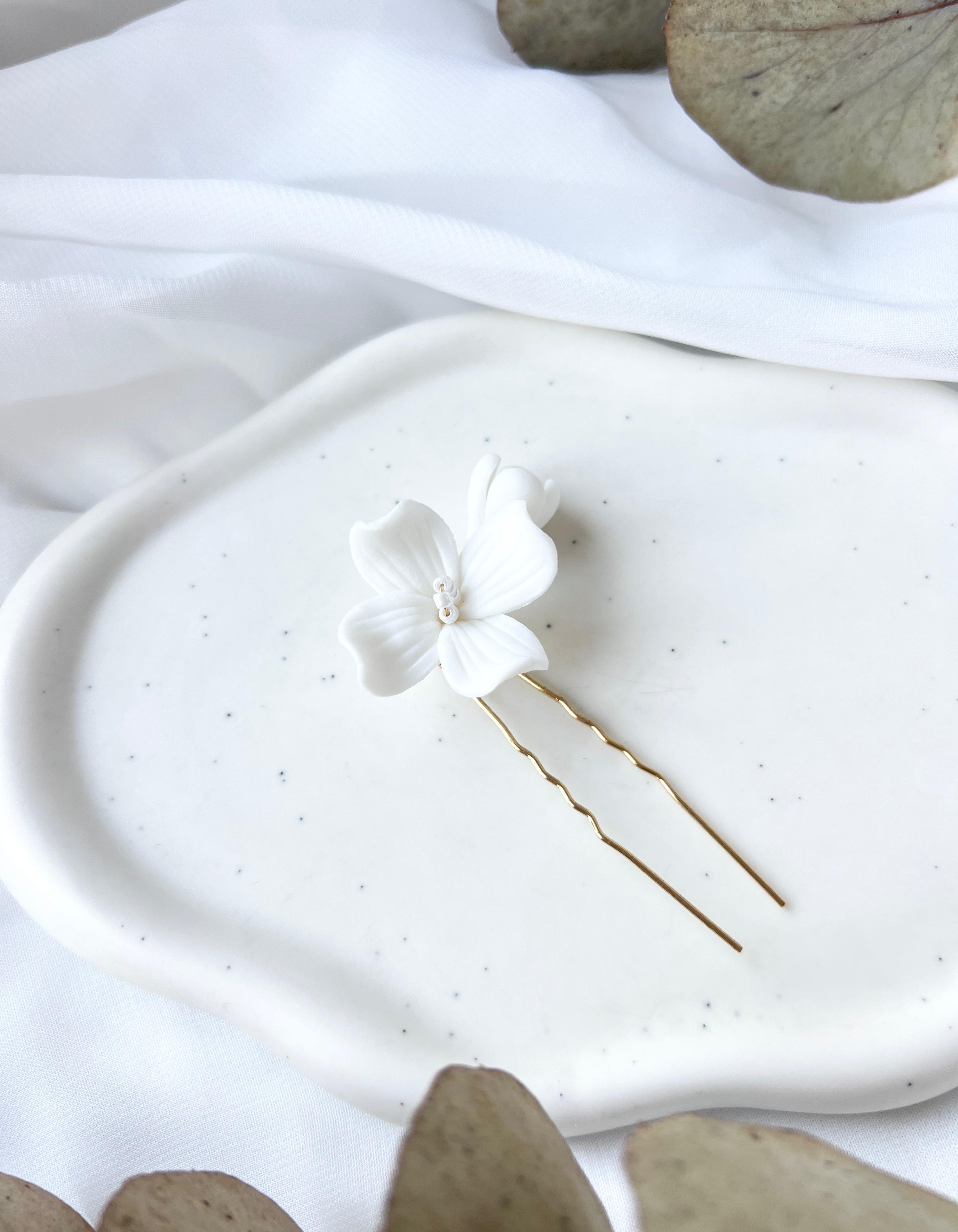 Haarnadel, weiße Blüten aus Keramik, Gold, Haarschmuck, feine Perlen, Brautschmuck, Brauthaarschmuck