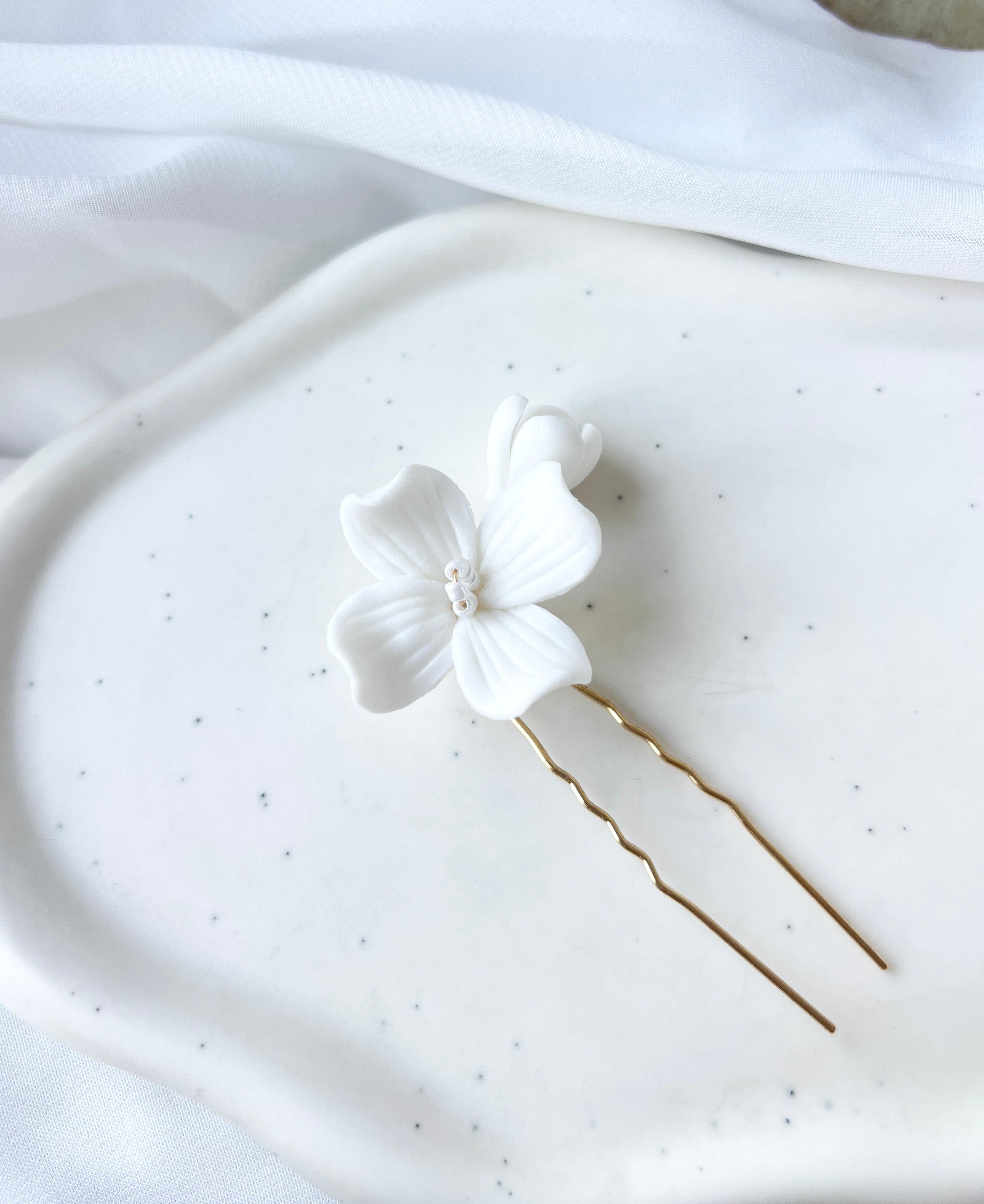 Haarnadel, weiße Blüten aus Keramik, Gold, Haarschmuck, feine Perlen, Brautschmuck, Brauthaarschmuck