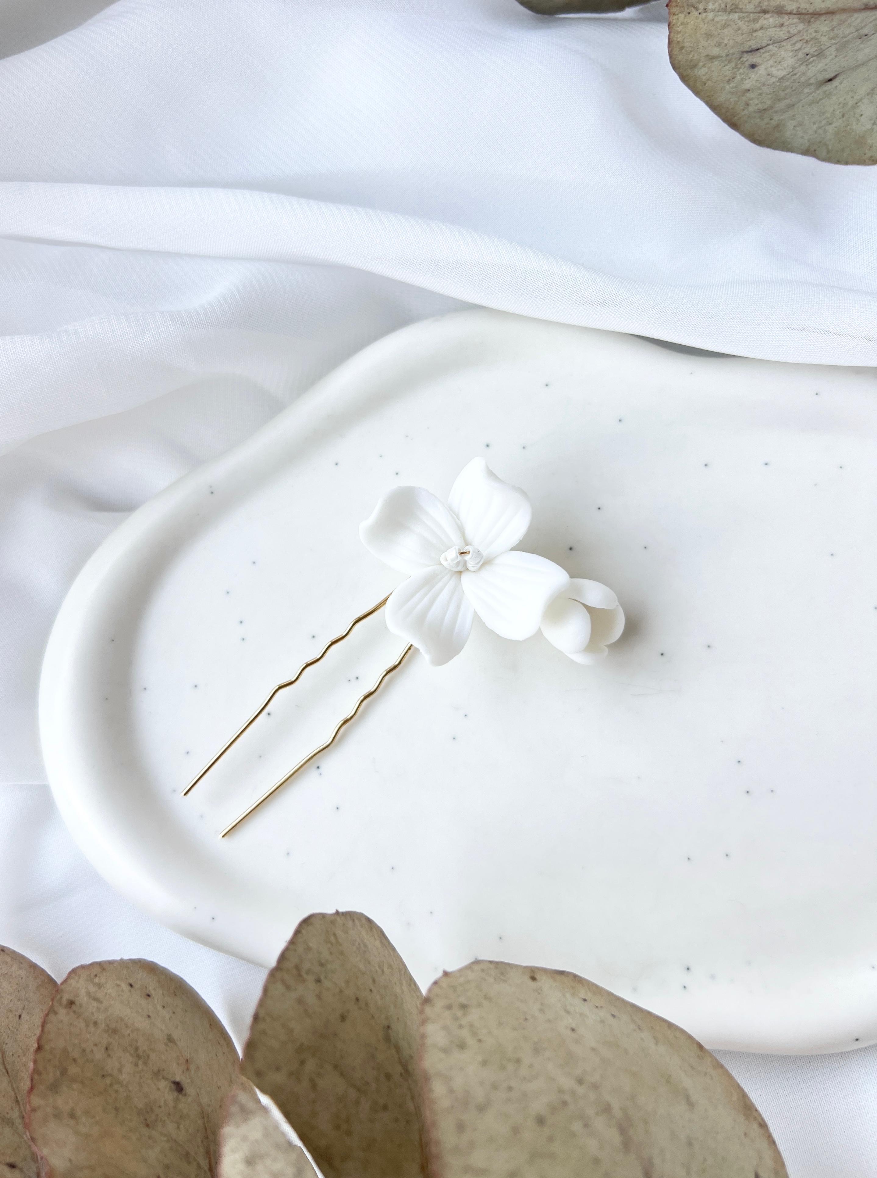 Haarnadel, weiße Blüten aus Keramik, Gold, Haarschmuck, feine Perlen, Brautschmuck, Brauthaarschmuck