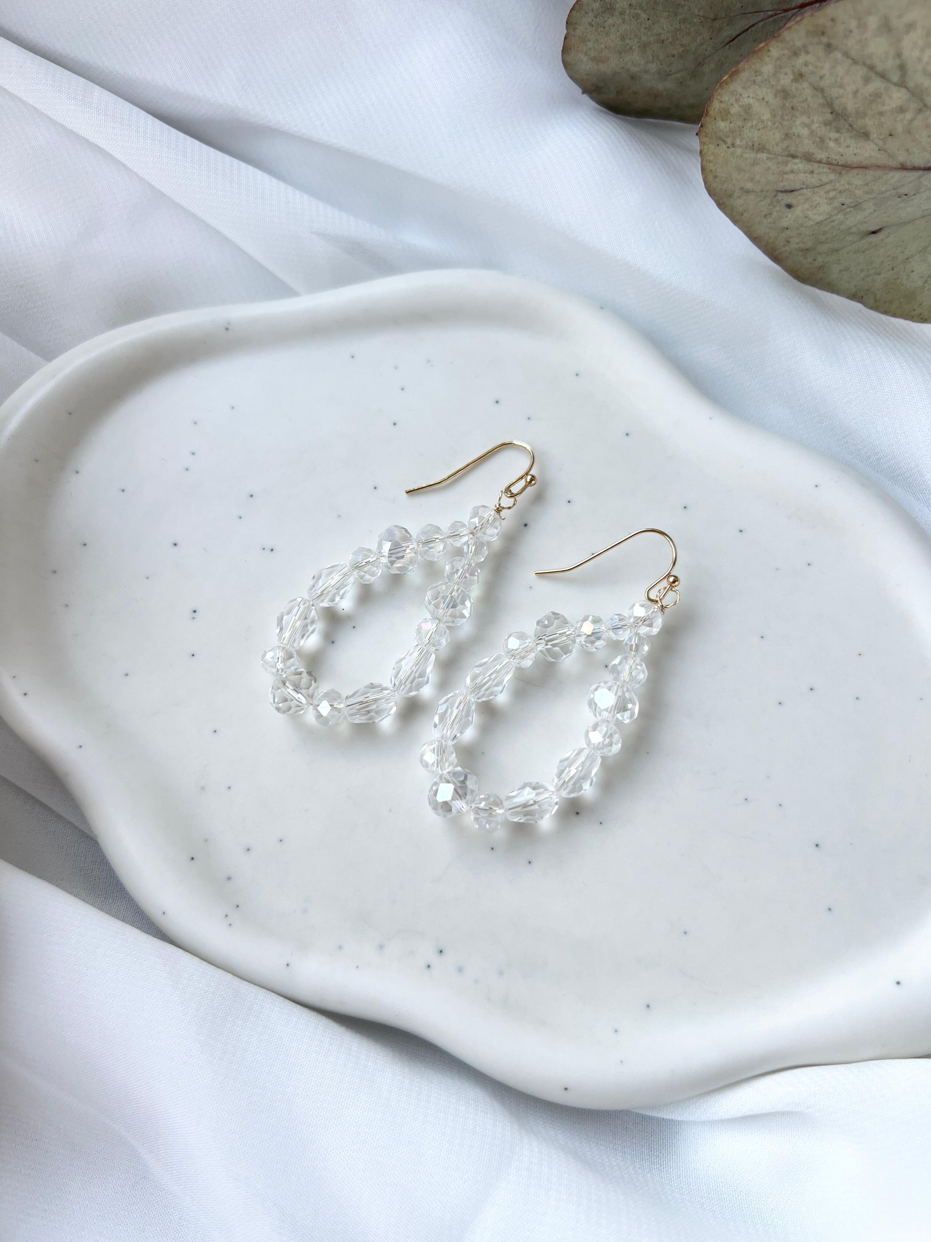 Handgefertigte Perlenohrringe, Gold, ovale Form, transparent funkelnde Perlen, elegante Hängeohrringe, feine Brautohrringe