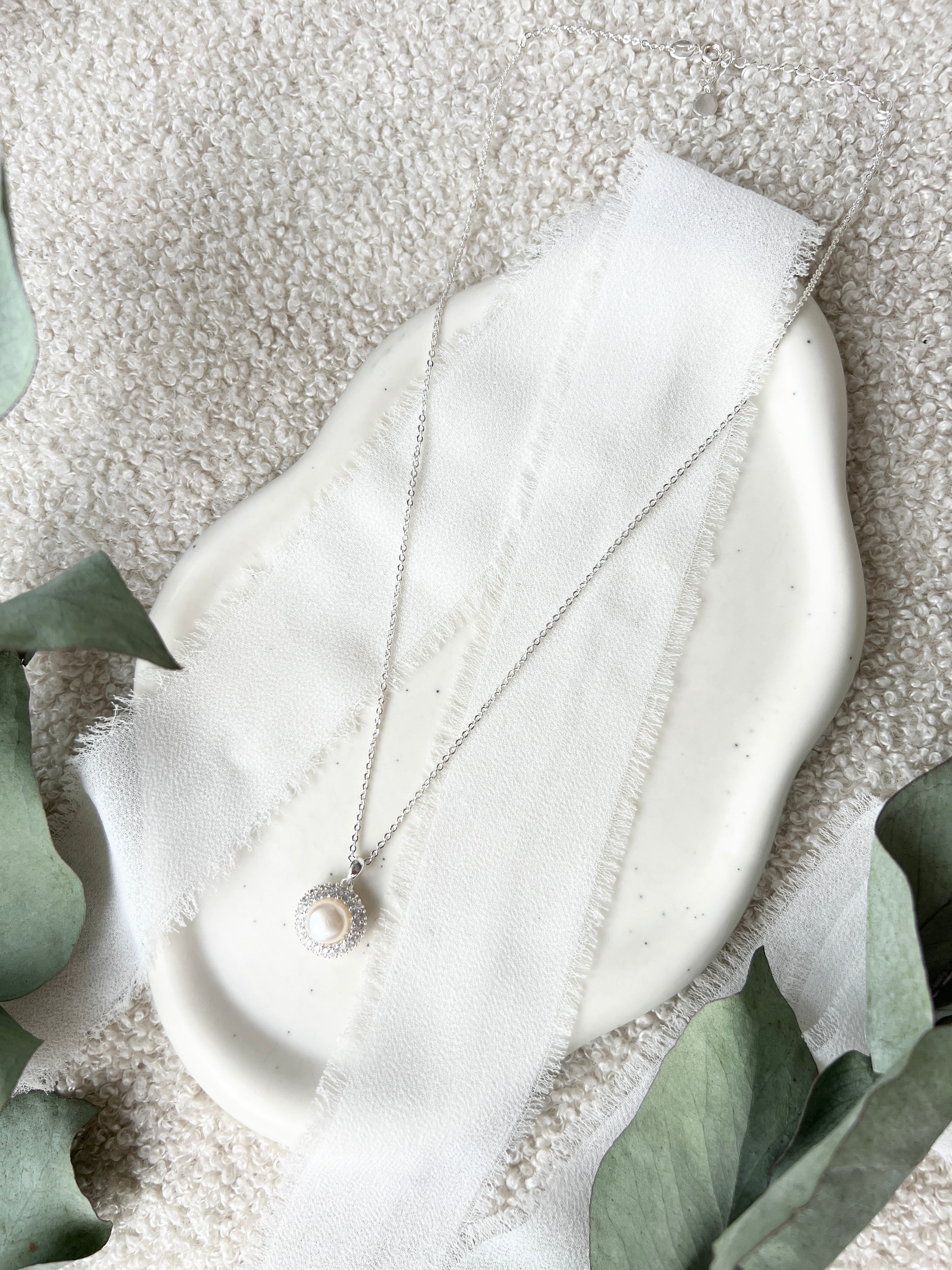 Silberne Halskette mit feinem Perlenanhänger, Perlenkette, hochwertige Perlenhalskette, Silber, Brauthalskette, eleganter Brautschmuck, Hochzeitsschmuck, Hochzeit, Trauzeugin, Brautmutter, Brautjungfer, Geschenk fuer Sie, Frauen, Frauenschmuck, Geburtstagsgeschenk, Damenschmuck, Valentinstag, Valentinstagsgeschenk
