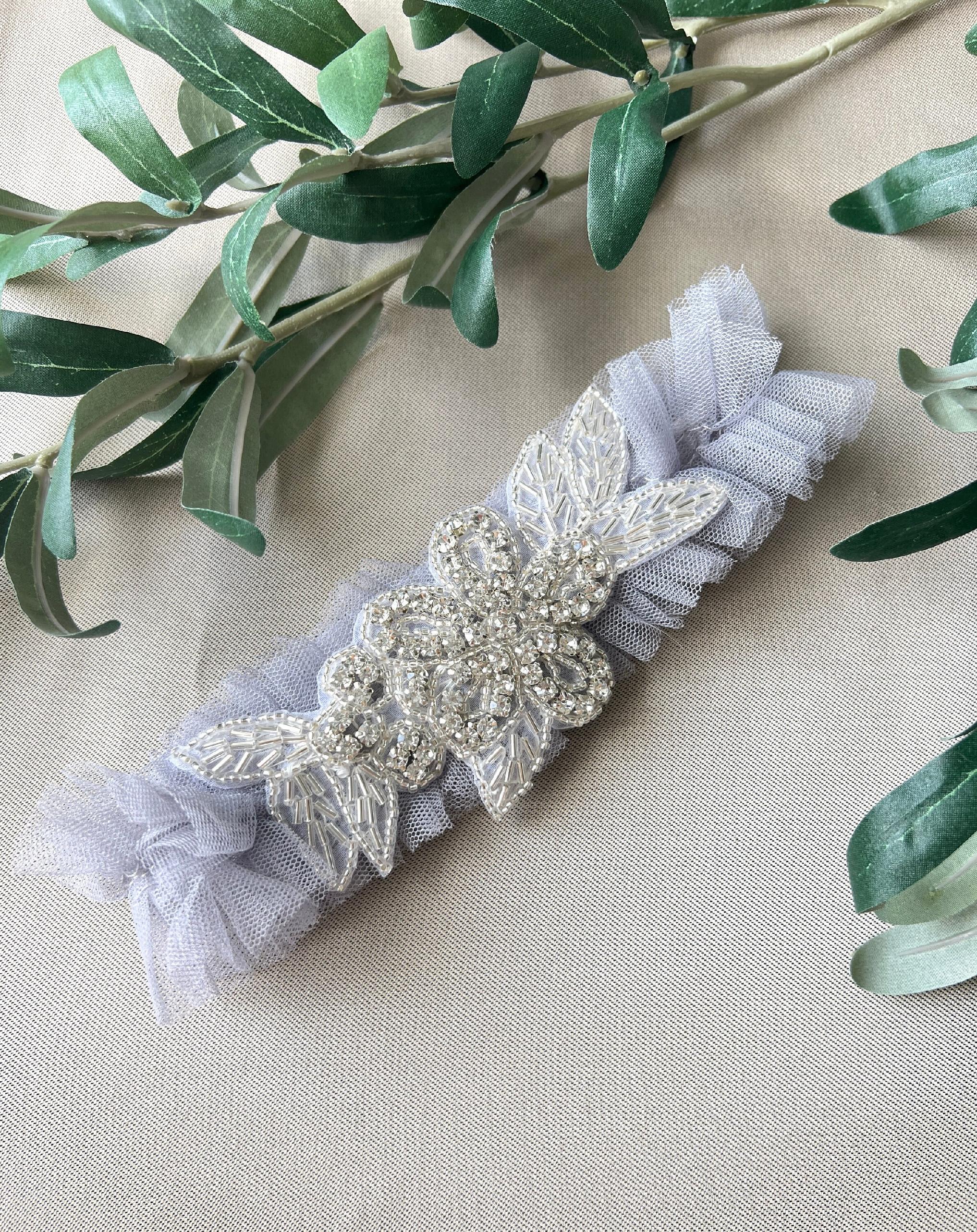 Strumpfband Tüll mit Silber Perlen, grau mit leichtem blau/lila Stich, Braut Zubehör, Hochzeit floral-Strumpfbänder-Schmuckblüte