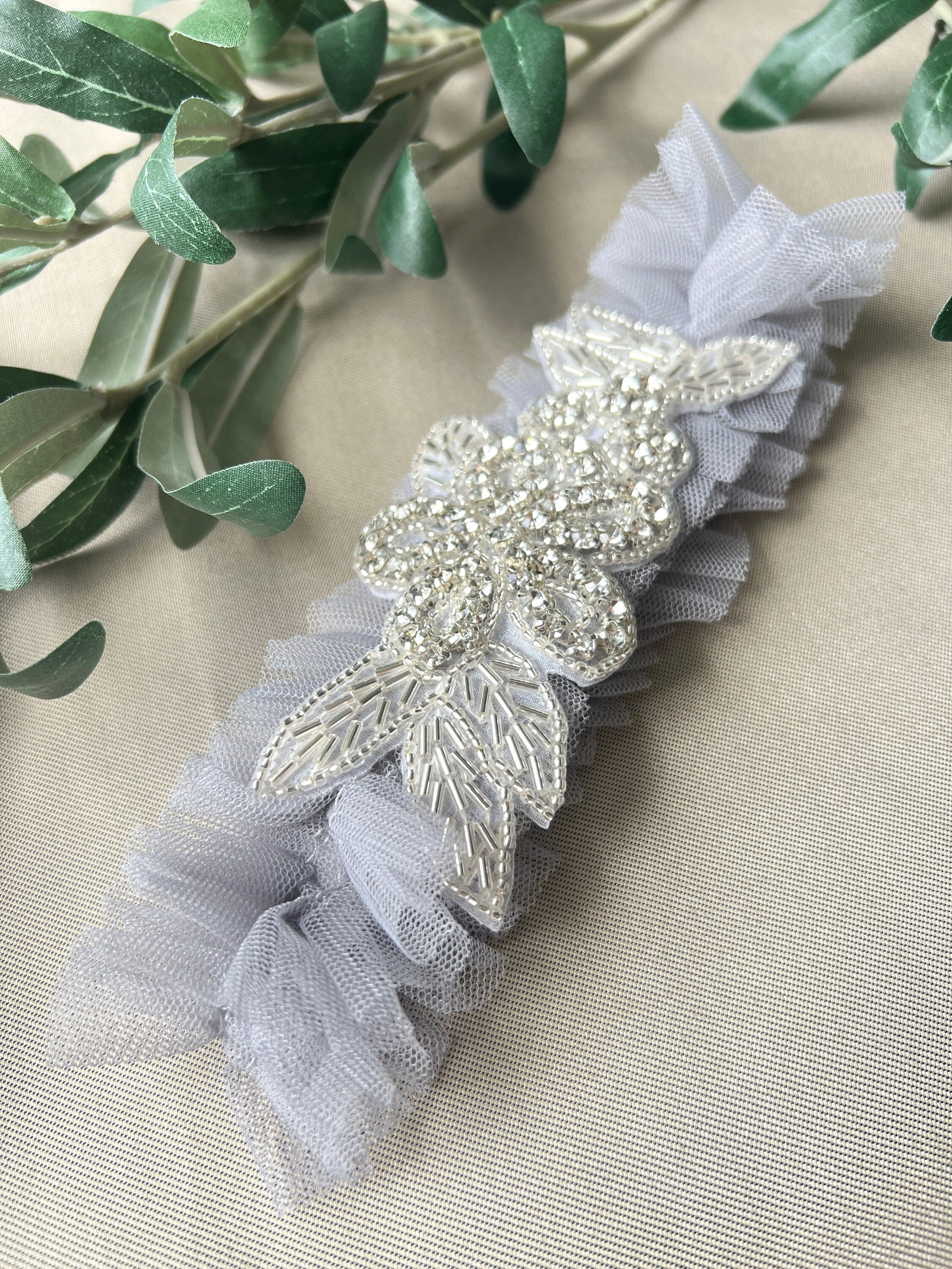 Strumpfband Tüll mit Silber Perlen, grau mit leichtem blau/lila Stich, Braut Zubehör, Hochzeit floral-Strumpfbänder-Schmuckblüte