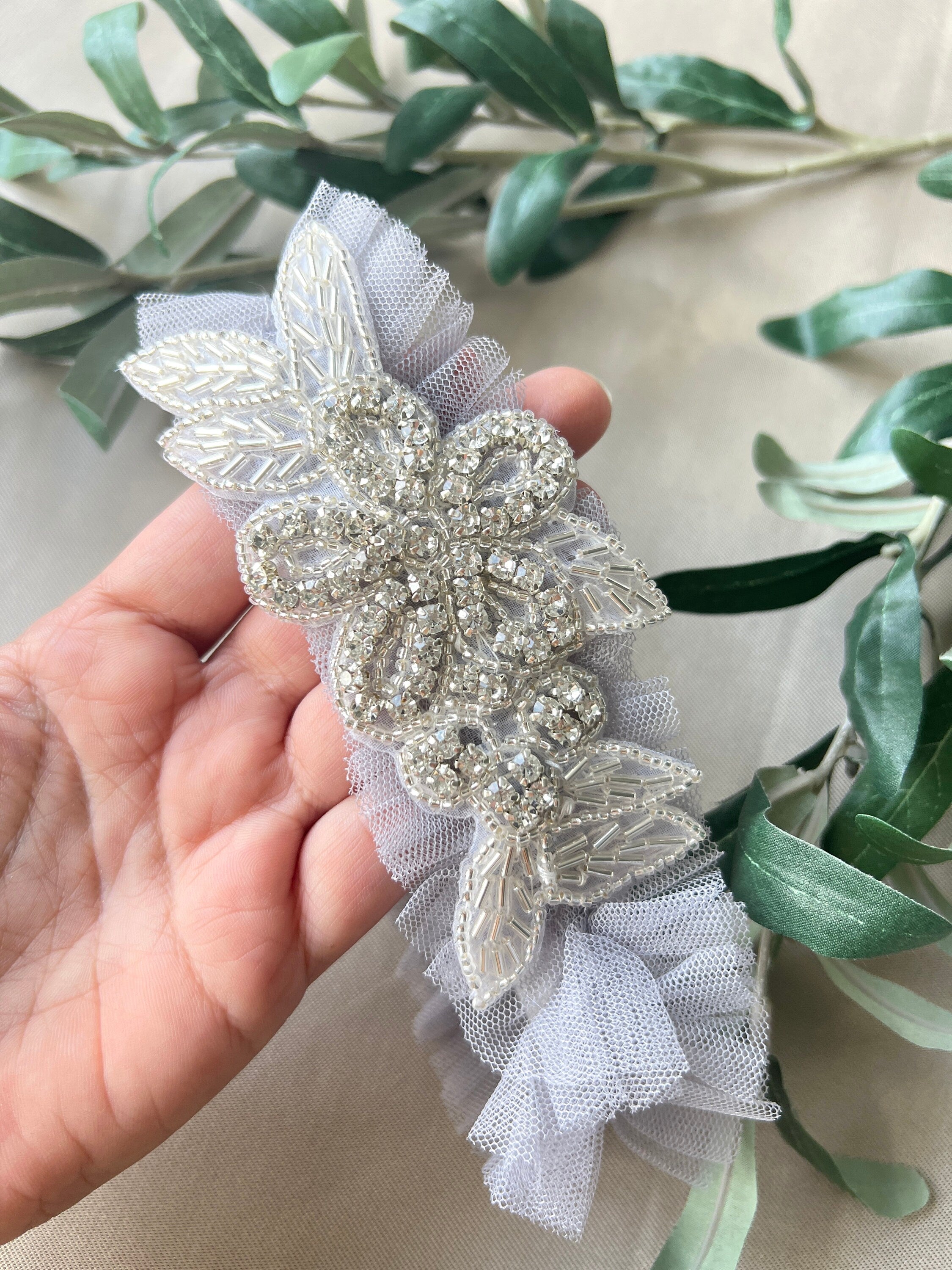 Strumpfband Tüll mit Silber Perlen, grau mit leichtem blau/lila Stich, Braut Zubehör, Hochzeit floral-Strumpfbänder-Schmuckblüte