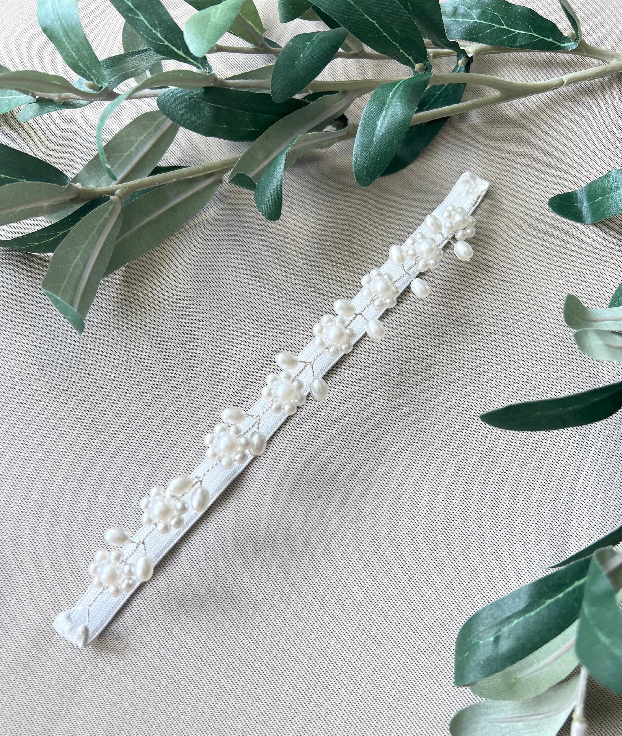 Strumpfband weiß mit Perlen, Brautschmuck, Braut Zubehör, Hochzeit floral, Perlmutt, Braut Accessoire, Beinschmuck-Strumpfbänder-Schmuckblüte