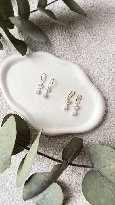 Brautohrringe mit feinen weißen Perlen, in den Farbvarianten Silber oder Gold, Ohrringe für die Hochzeit, Brautjungfern und Trauzeugin, Schmuck für die Braut, zarter Glanz, Standesamt, moderne Hängeohrringe, Perlenohrringe, Perlenschmuck, Schmuckbluete