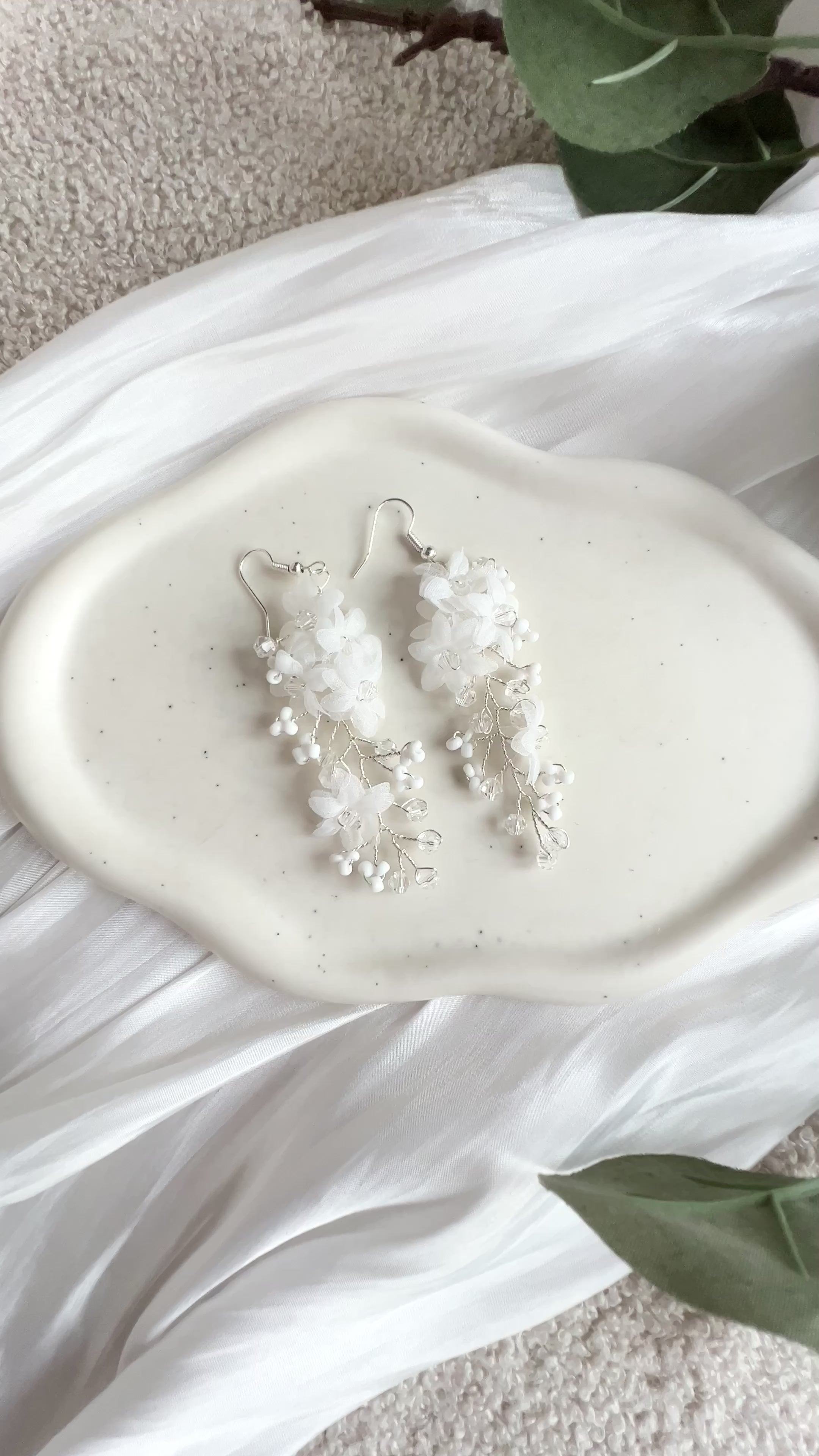 Brautohrringe, Silber und Weiß, Hängeohrringe mit weißen und transparenten Perlen, feine Perlenohrringe, Blüten aus weißem Softtüll, Schmuck für die Hochzeit, Perlenschmuck Ohrringe für das Standesamt, Brautmode, Schmuckbluete