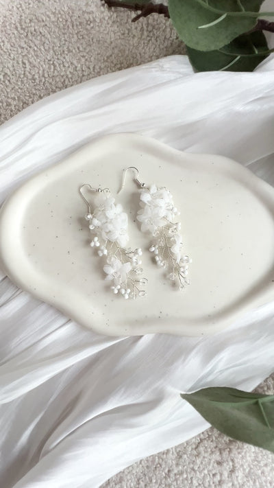 Brautohrringe, Silber und Weiß, Hängeohrringe mit weißen und transparenten Perlen, feine Perlenohrringe, Blüten aus weißem Softtüll, Schmuck für die Hochzeit, Perlenschmuck Ohrringe für das Standesamt, Brautmode, Schmuckbluete