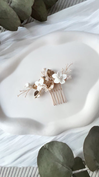 Haarschmuck mit weißen Blumen, feinen Perlen und glaenzenden Goldenen Blättern, Gold, Haarkamm, Brautfrisur, Blueten, Brautschmuck, Hochzeit, Brauthaarschmuck, Perlenschmuck