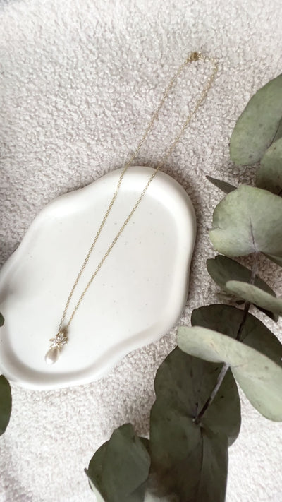 Halskette mit Perlenanhaenger, Gold, Perlenschmuck, Brauthalskette, feine Perlenhalskette, Brautschmuck, Schmuck für die Hochzeit, Schmuckbluete