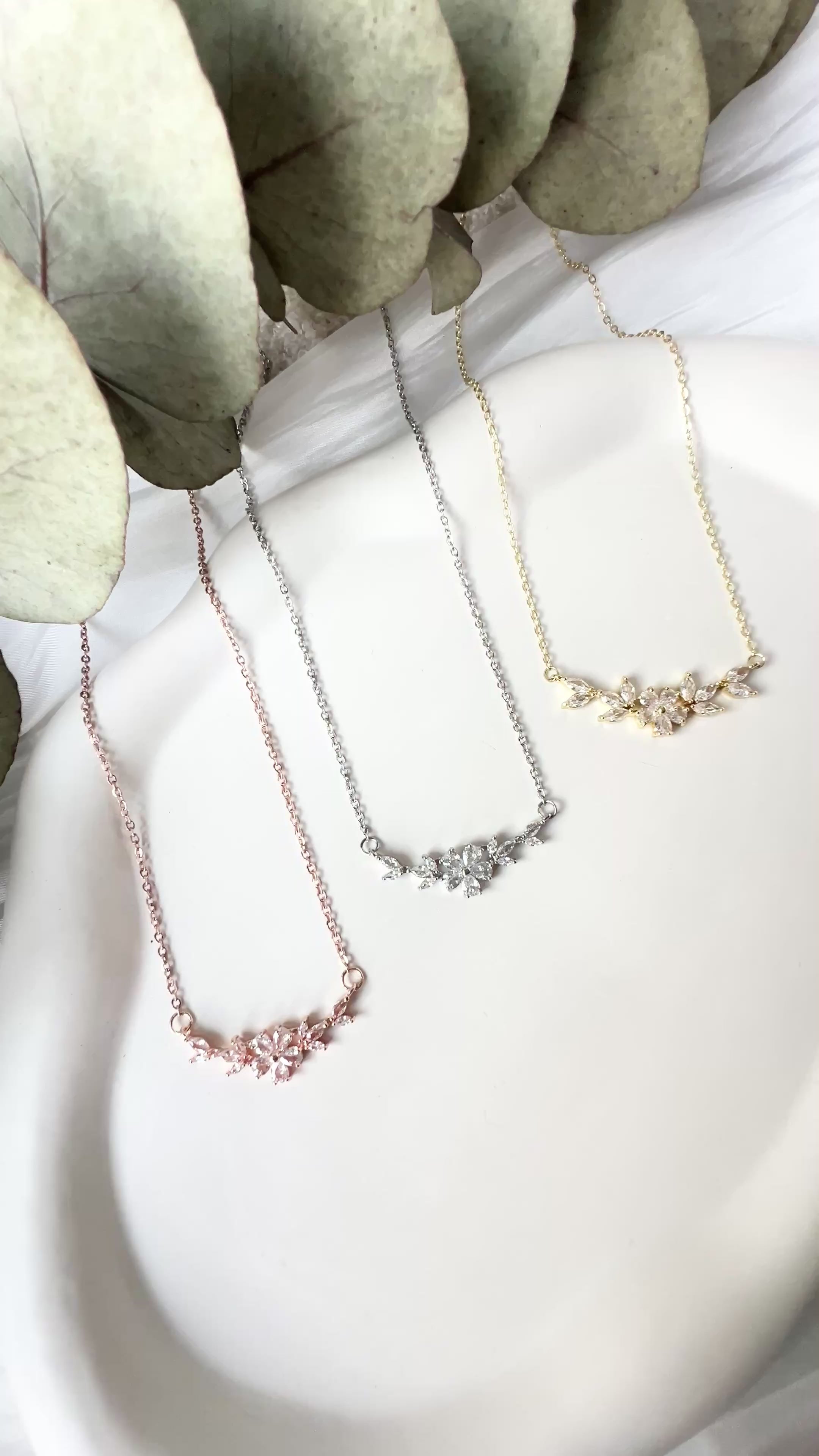 Halskette, kurze Kette, feiner Brautschmuck, feine Blumen, Roségold, Silber oder Gold, glaenzender Schmuck, hochwertiger Hochzeit, Brauthalskette, Brautjungfer, Geschenk fuer Sie, kurze Kette, Damenschmuck, Weihnachtsgeschenk Frauen