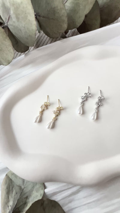 Hängende Perlenohrstecker mit ovalen weißen Perlen und funkelnden Zirkoniasteinen, moderne Brautohrringe, Gold oder Silber, Ohrringe fuer Frauen, Elegante Ohrstecker fuer die Braut, Brautjungfer oder Trauzeugin, hochwertiger Schmuck Hochzeit, Geschenk fuer Sie, Weihnachtsgeschenk Frauen, feiner Damenschmuck