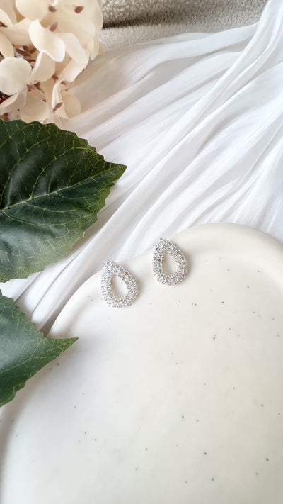 Feine Ohrstecker, silberne Brautohrringe, Strasssteine, hochwertiger Brautschmuck, elegante Ohrringe, glaenzender Schmuck, Hochzeitsschmuck, Tropfenform, Geschenk fuer Sie, Damenschmuck, Geburtstagsgeschenk, Standesamtlook, Weddinginspiration, Bridalinspo