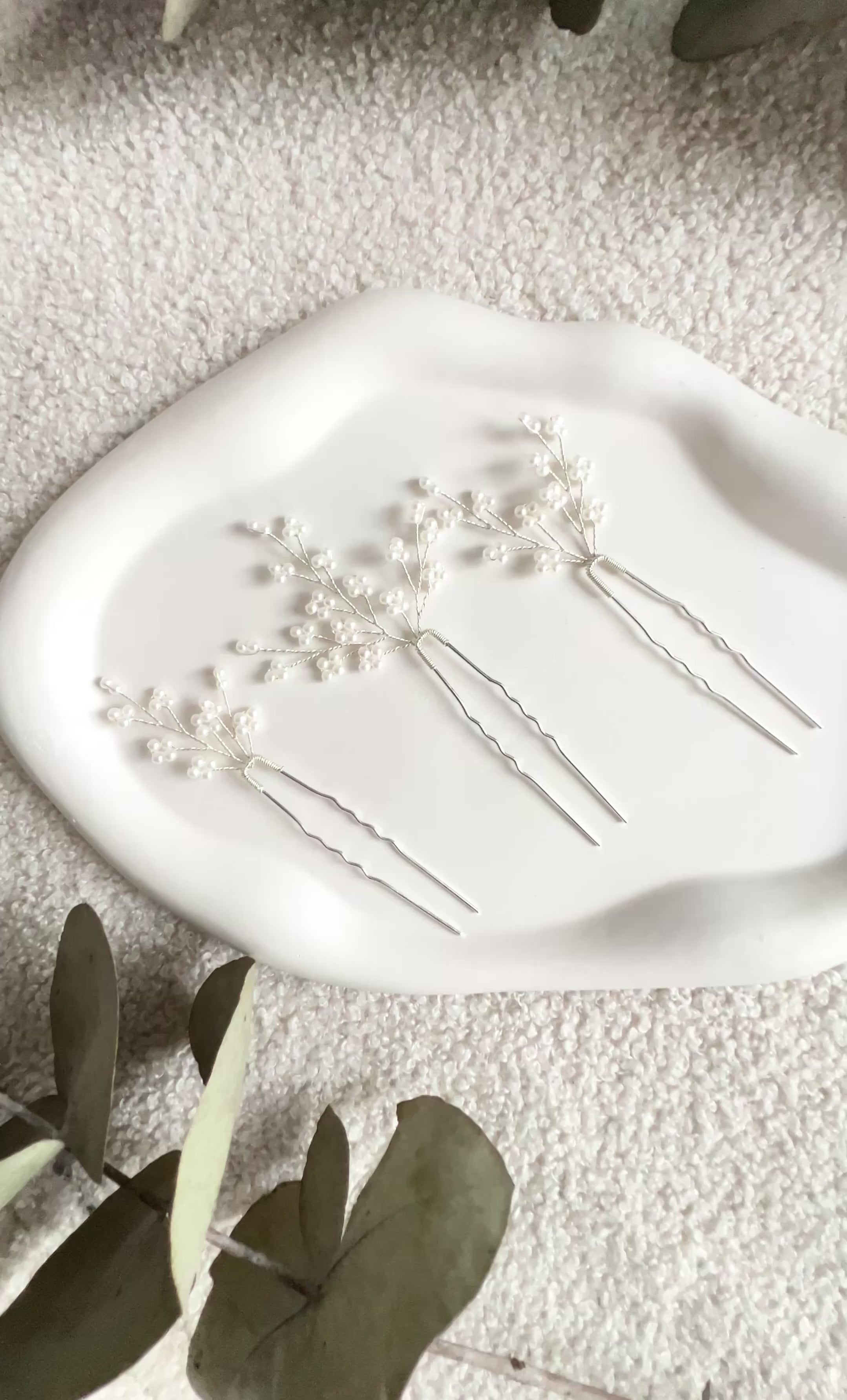 Haarschmuck, Set 3 Stück, Silber, Brautschmuck, Haarspangen, weiße zarte Perlen, Haarnadeln fuer die Braut, silberner Brauthaarschmuck, Brautfrisur, Weddinginspiration, Schmuck Hochzeit, Brauthaarschmuck, Brautset, feiner Perlenschmuck, Brautjungfern, Schmuckbluete
