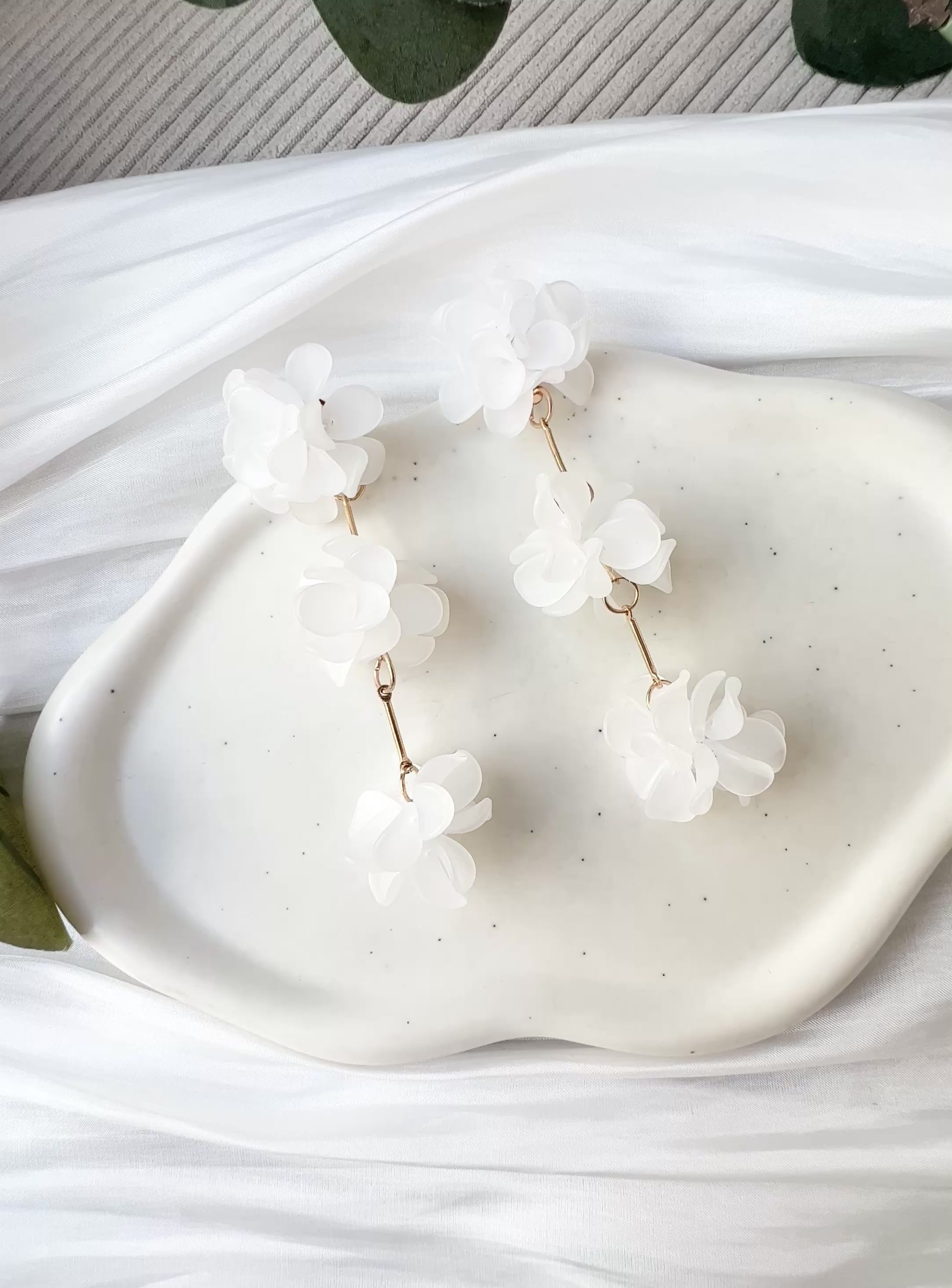 Lange Blütenohrringe, Weiße Blumen, Goldene Details, elegante Brautohrringe, feiner Brautschmuck, milchig-weiss, Hochzeitsschmuck, Schmuck Hochzeit, Statementschmuck, Ohrringe Standesamt, Blumenschmuck, Weddinginspiration, Bridalinspo, Bride to be, Earrings
