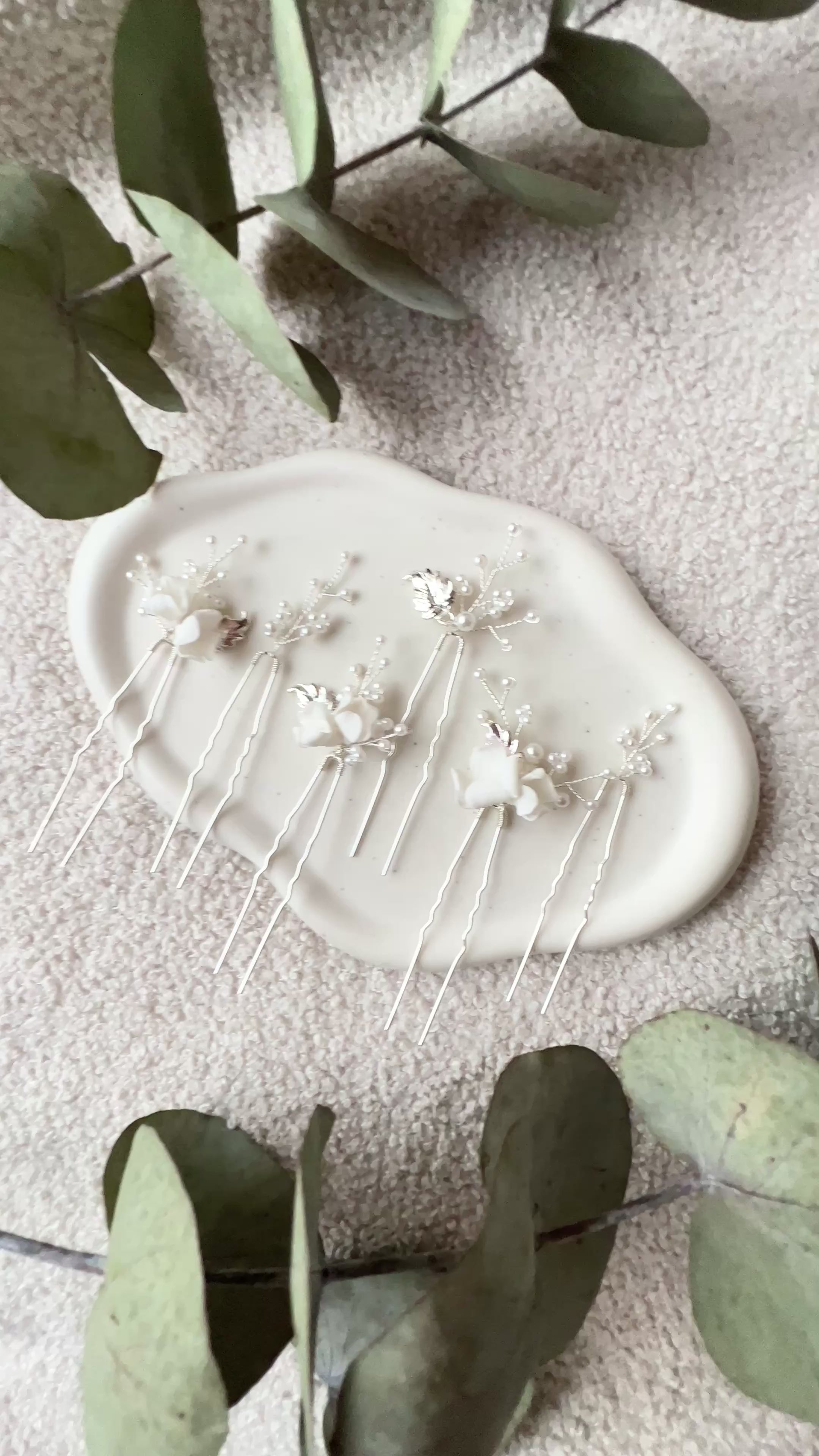Brauthaarschmuck, Set Haarnadeln, Brautfrisur, Silber, weiße feine Perlen und zarte Blüten, Blumenhaarschmuck, Brautschmuck, Haarspangen für die Hochzeit, Schmuckbluete