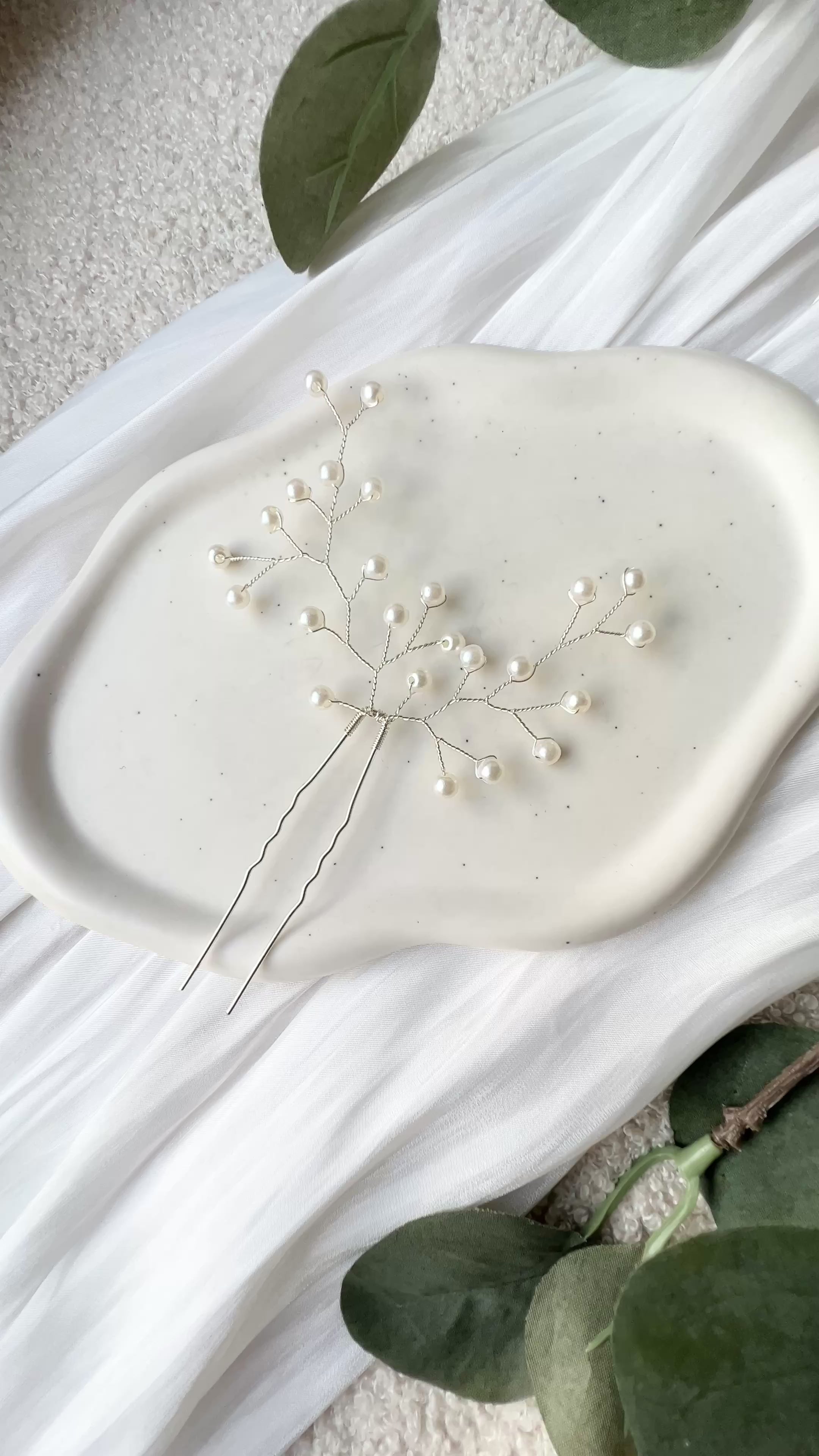 Feine Haarnadeln, feiner silberner Schmuck, Haarschmuck fuer die Brautfrisur, weisser Brauthaarschmuck, zarte Perlen, eleganter Brautschmuck, moderner Perlenschmuck, hochwertiger Perlenhaarschmuck, edler Hochzeitsschmuck, Brautfrisur, Schmuck Hochzeit, Weddinginspiration