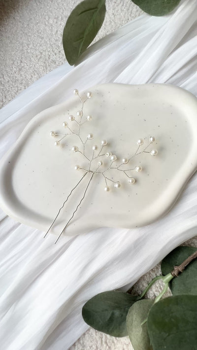 Feine Haarnadeln, feiner silberner Schmuck, Haarschmuck fuer die Brautfrisur, weisser Brauthaarschmuck, zarte Perlen, eleganter Brautschmuck, moderner Perlenschmuck, hochwertiger Perlenhaarschmuck, edler Hochzeitsschmuck, Brautfrisur, Schmuck Hochzeit, Weddinginspiration
